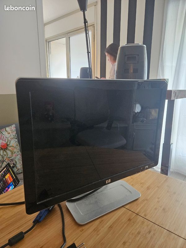 Ecran HP avec adaptateur HDMI (image 2)