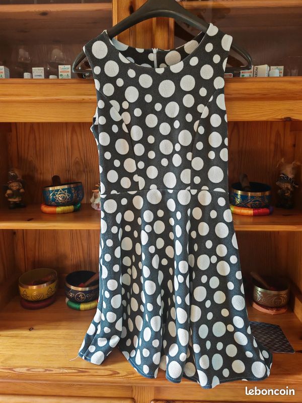 Robe patineuse gris foncée à pois blanc (image 2)