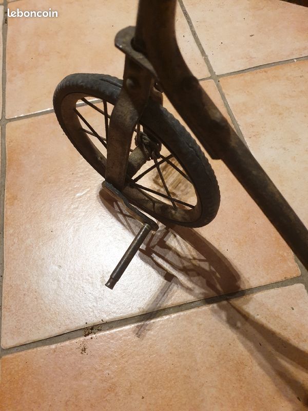 Tricycle très ancien (image 2)