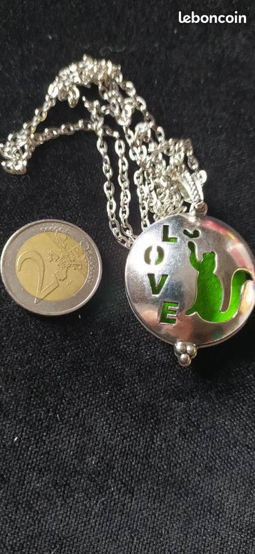 Collier pendentif chat coloris argent (image 1)