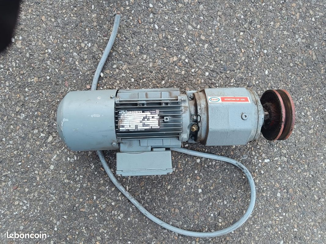 Motoréducteur triphasé SEW-EURODRIVE 0,55/0,88 kW avec frein + poulie (image 3)