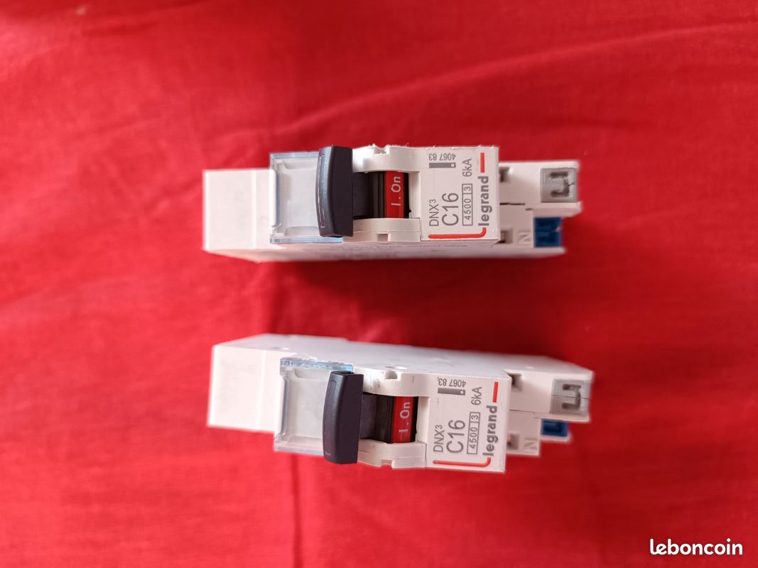 Deux disjoncteurs Legrand 16A (image 1)