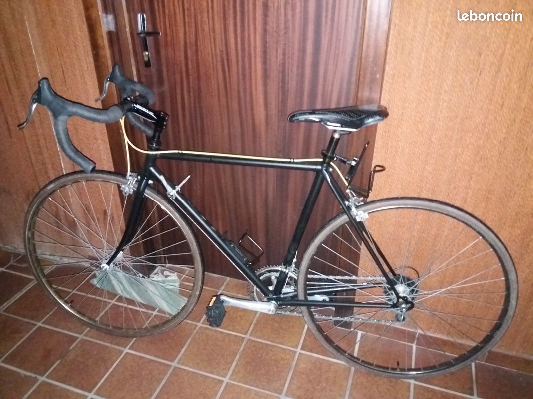 Vélo vintage, roue avec boyaux (image 1)