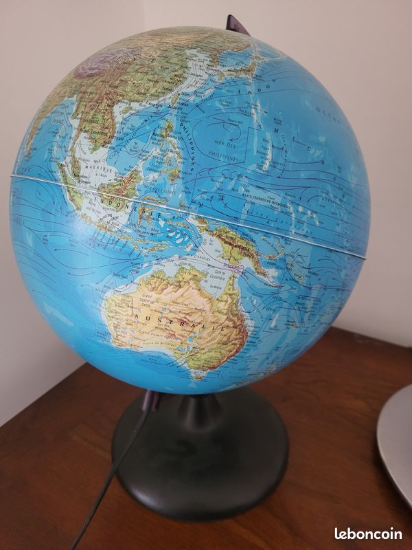 Globe terrestre lumineux (image 2)