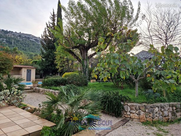 Confortable villa familiale rénovée avec goût sur 846 m² de terrain avec piscine