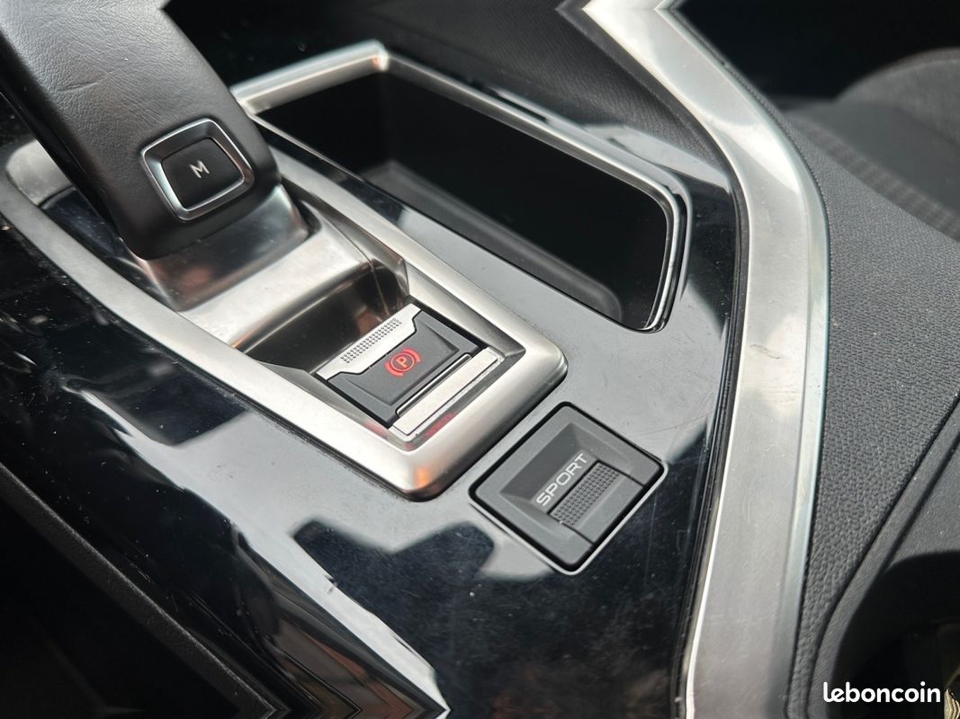 PEUGEOT 5008 PureTech 130ch SS EAT8 Active (image 24)