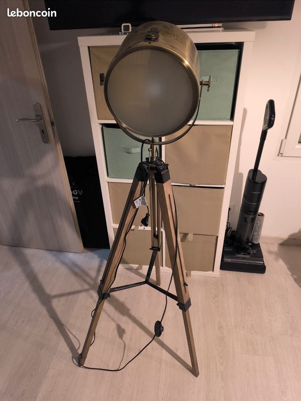 Lampe Trépied industriel (image 1)