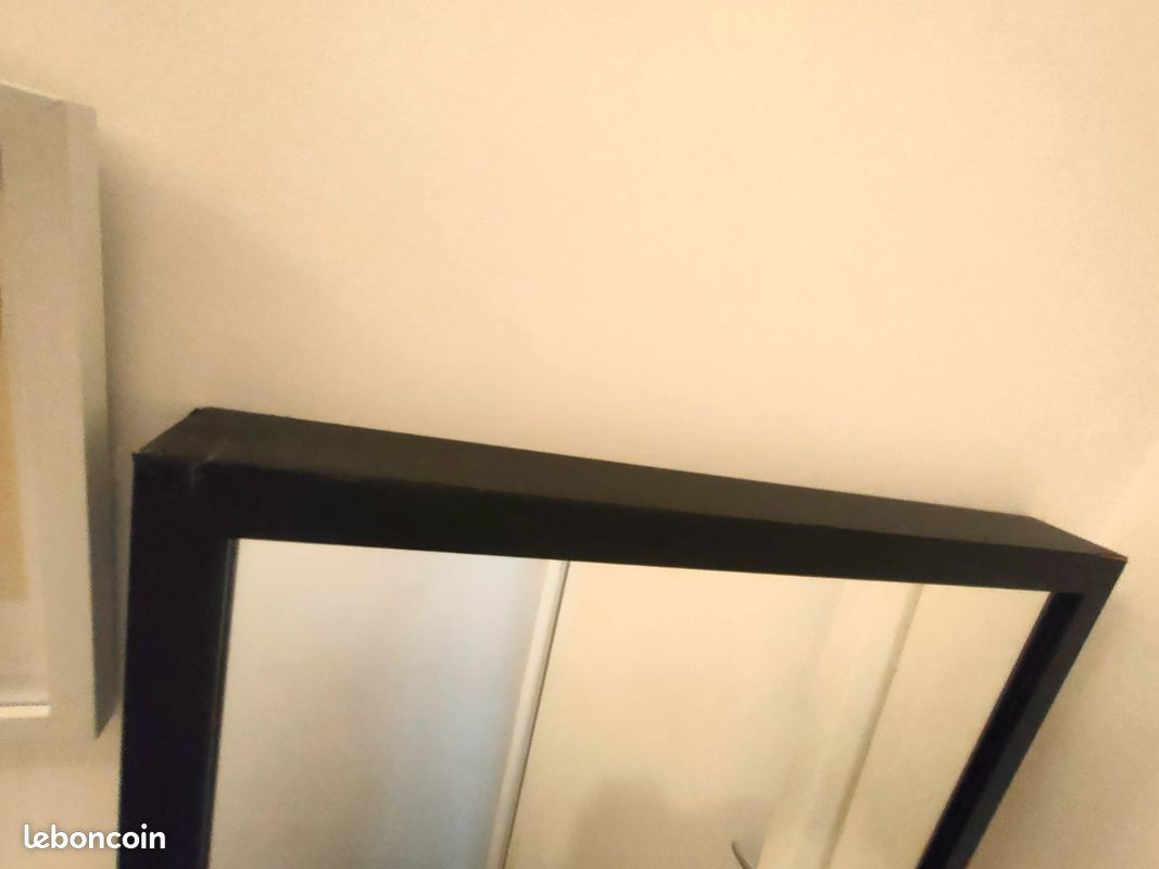 Miroir Ikea noir
40*160cm
Abîmé dans les coins (image 2)