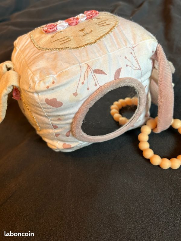 Cube sensoriel bébé chat rose – miroir et anneau de dentition (image 2)