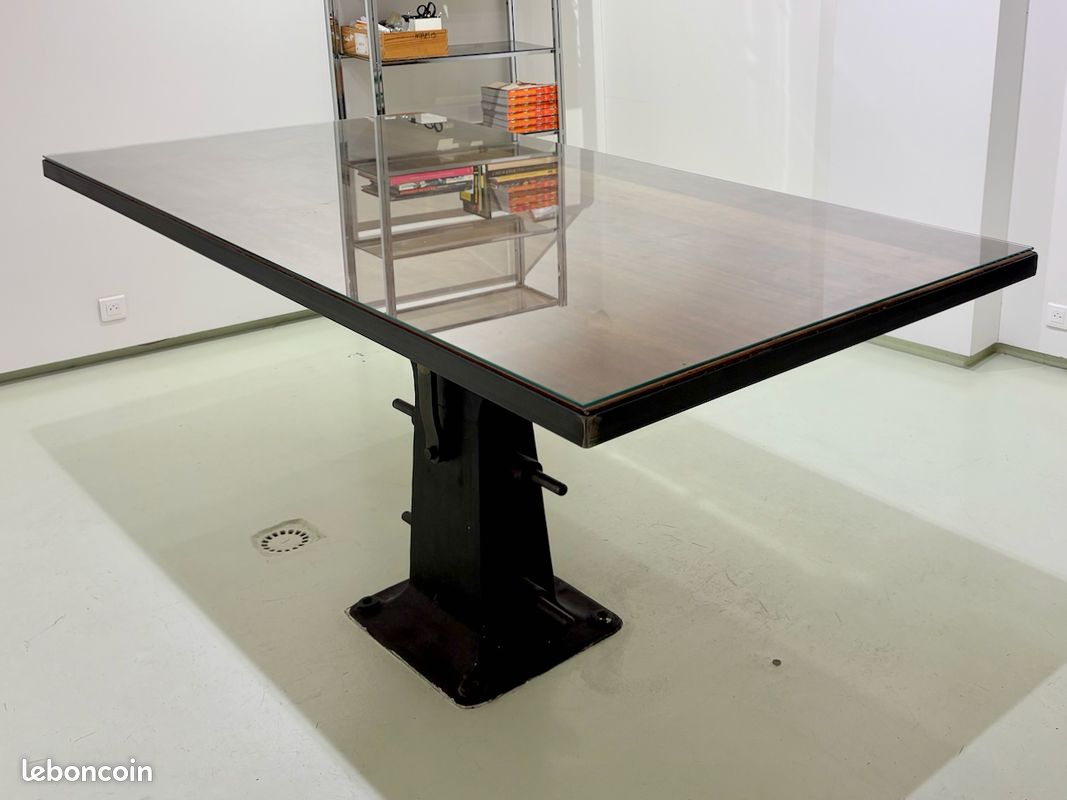 Table industrielle avec piétement en fonte (image 1)