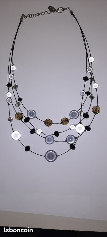 Collier fantaisie 4 brins synthétiques et perles couleur dominante gris (image 1)