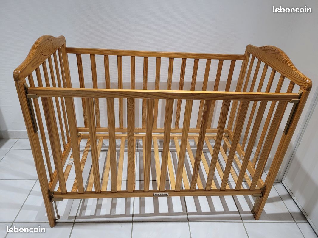 Lit bébé Trama en bois massif 60x120 cm – barrière coulissante (image 1)