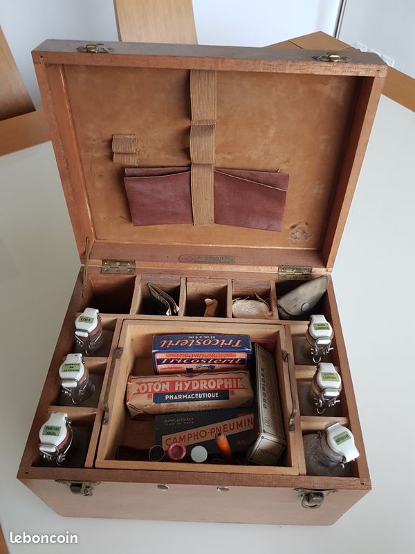 Coffret à pharmacie de médecin ancien (image 1)