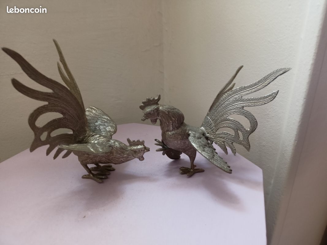 Paire de statuettes représentant deux coqs au combat métal