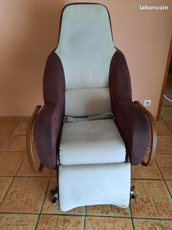 Fauteuil coquille relevant (image 1)
