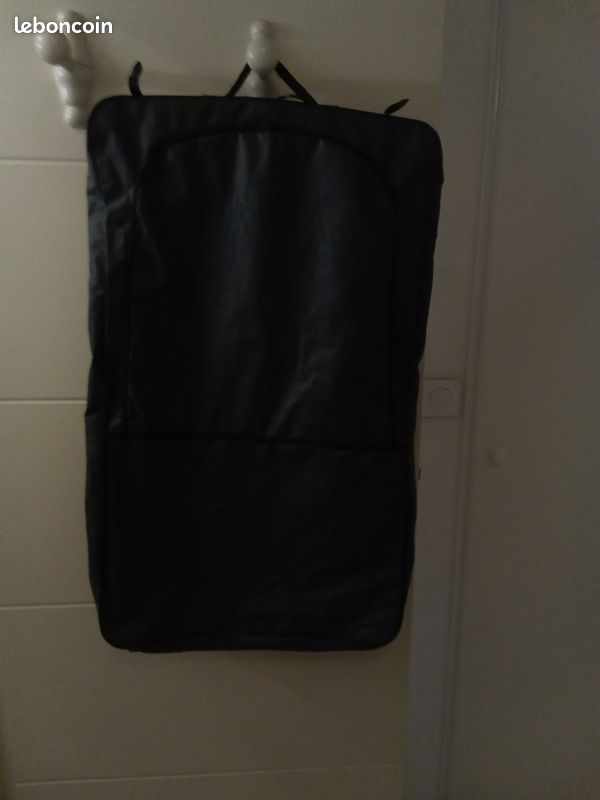 Très belle housse de voyage porte vêtements valise en simili cuir