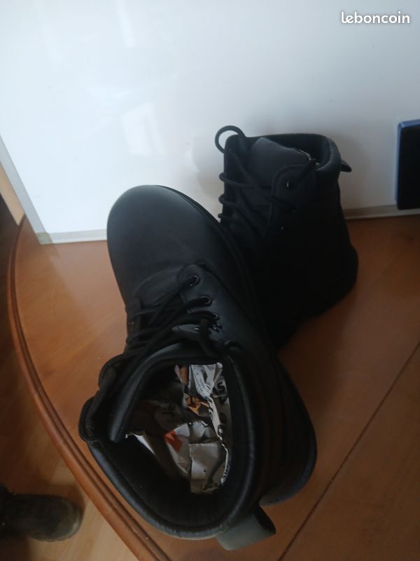 Paire bouillons noir montant, neuf, p43, botines homme "style Timberland " a lacets (image 2)