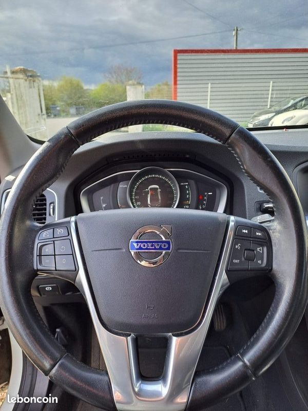 Volvo s60 d3 150ch r-design geartronic 2016 (image 12)
