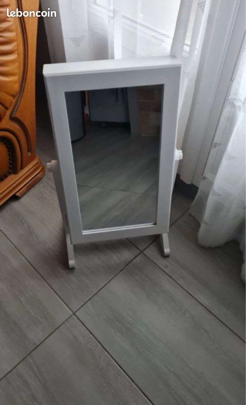Petite armoire à bijoux (image 1)