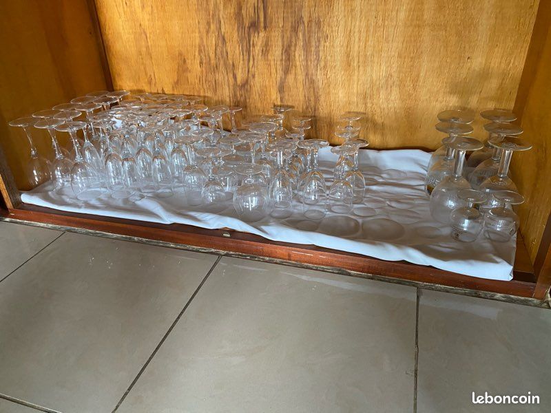 Ensemble de verres à pied divers (vin, champagne…) (image 1)