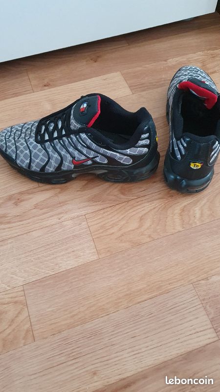 Sneakers (image 1)