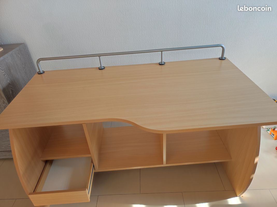 Bureau (image 1)