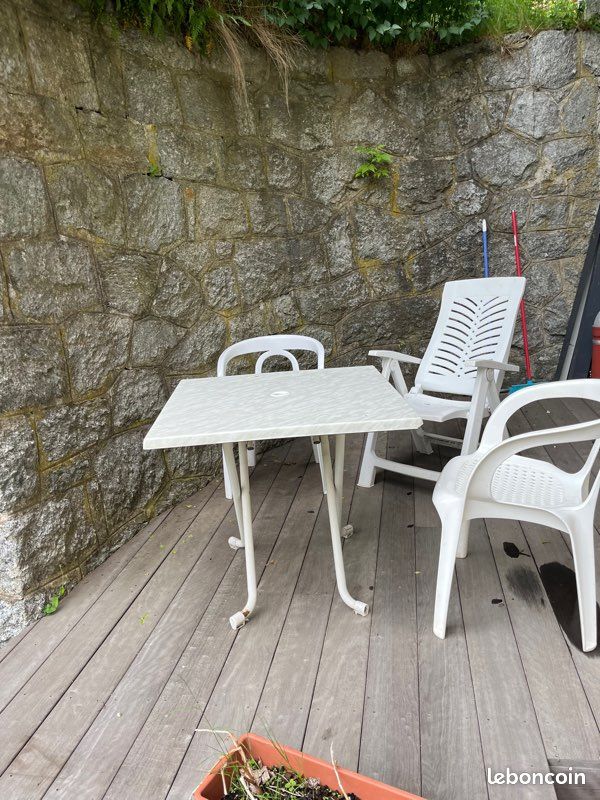 Table extérieure et deux chaises (image 3)