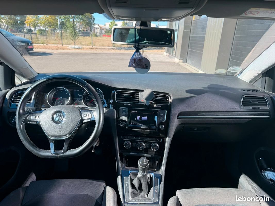 VOLKSWAGEN GOLF 7 2.0 TDI 150 ch BlueMotion Technology Carat avec GPS / RÉGULATEUR / RADAR AVANT ET ARRIÈRE (image 9)