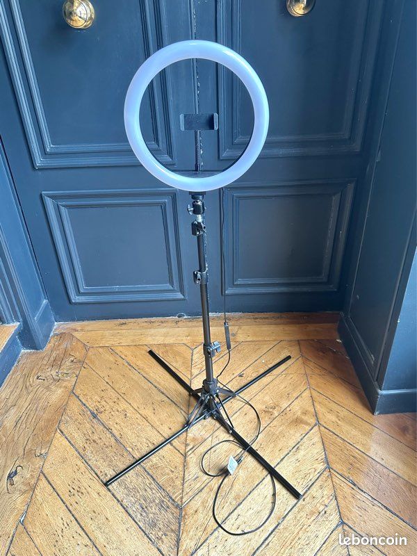Ring light avec trépied et télécommande (image 1)
