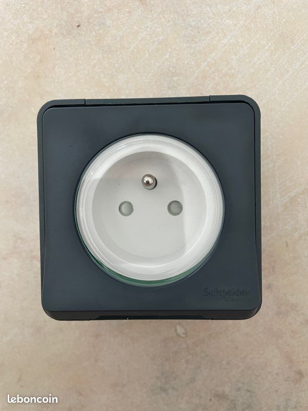Prise en saillie Schneider électrique noire – TZ-2022 W04-4 MUR 36630 – IP55 (image 1)