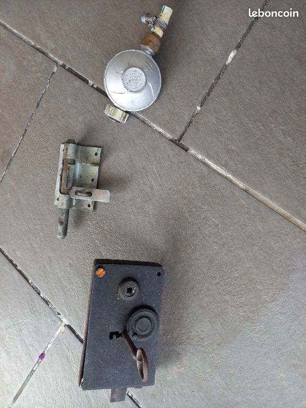 Vends serrure avec sa clé, targette ,raccord pour bt de gaz,13 euros le lot ou a la pièce (image 3)