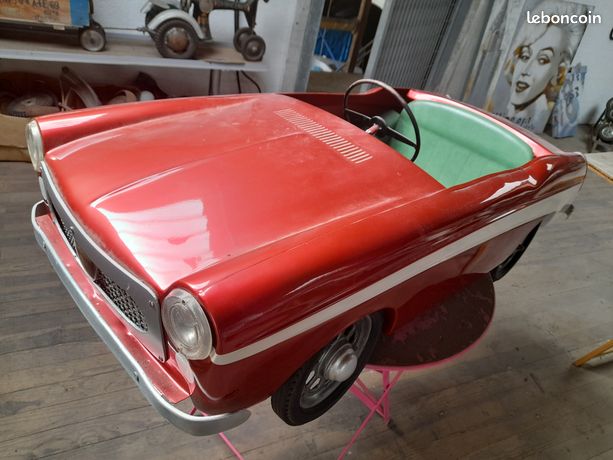 Voiture a pédales de collection en tôle marque Peugeot 404