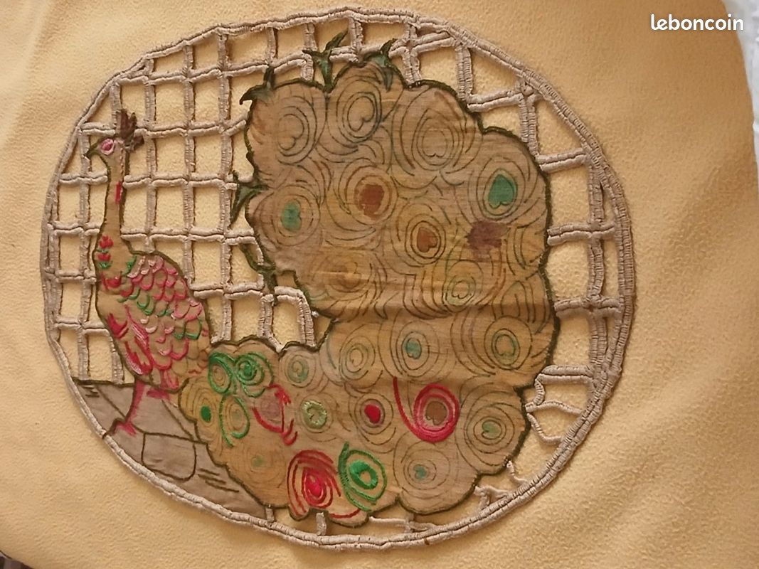 ANCIEN NAPPERON fin XIXème fait main - BRODERIE AJOURÉE motif PAON - inachevée (image 1)
