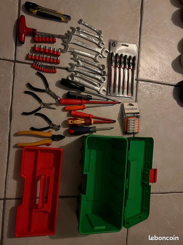 Une caisse à outils avec un lot, des clés et des tournevis et des pinces neufs (image 1)