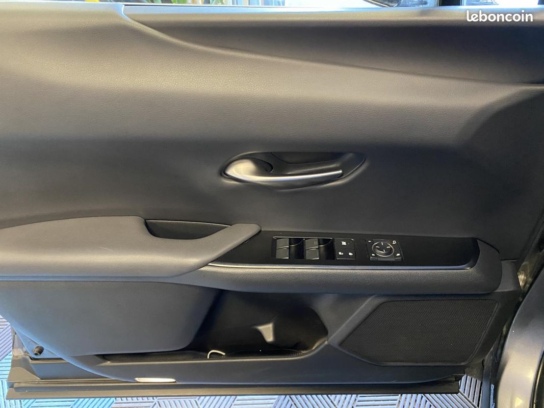 LEXUS UX 250h Hybrid FWD - 2.0 VVT-iE - Premium Edition - 184cv - Boîte auto - Garantie 12 mois (image 19)