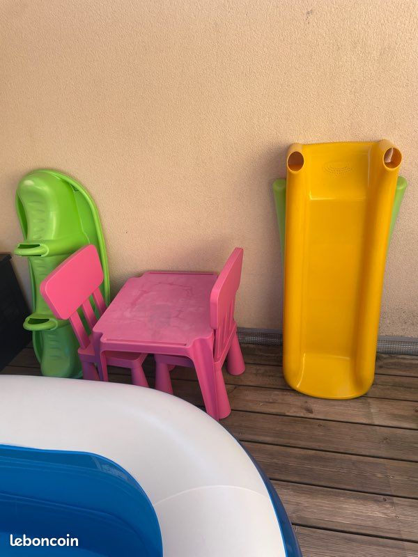 Table et chaises enfant, toboggan et bascule (image 1)