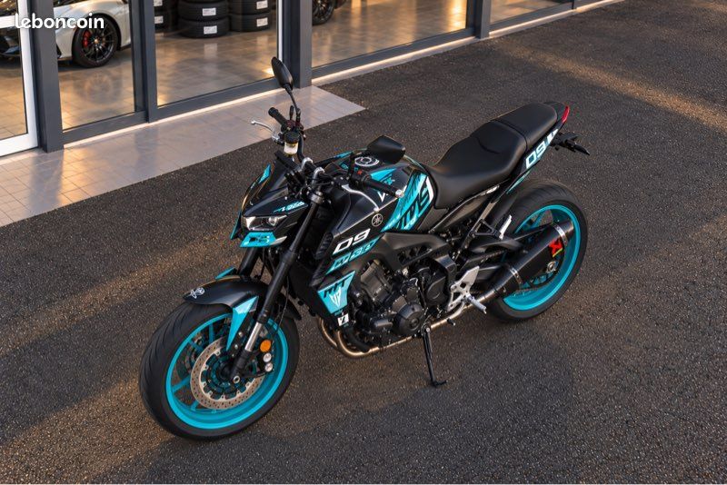 YAMAHA MT09 890 cm3 2024 - AKRAPOVIC - SUPPORT PLAQUE COURT (image 1)