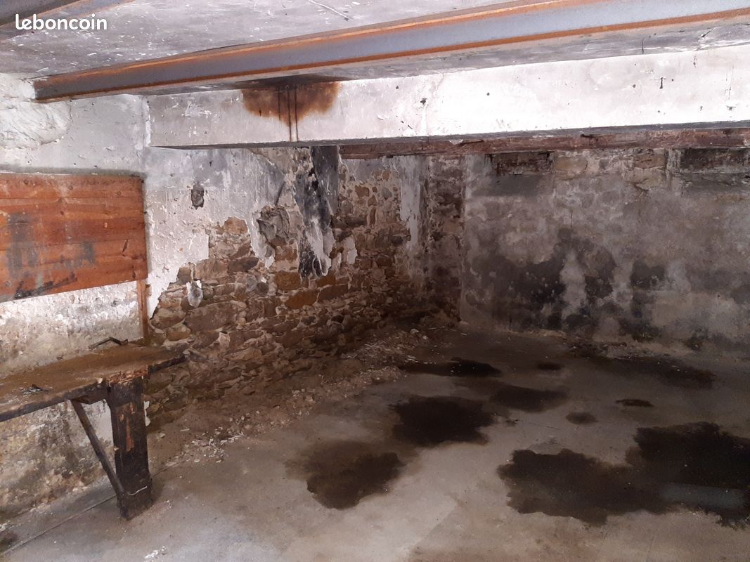 GRAND GARAGE 34m² PLEIN CENTRE · à Lavelanet · 150 €/mois