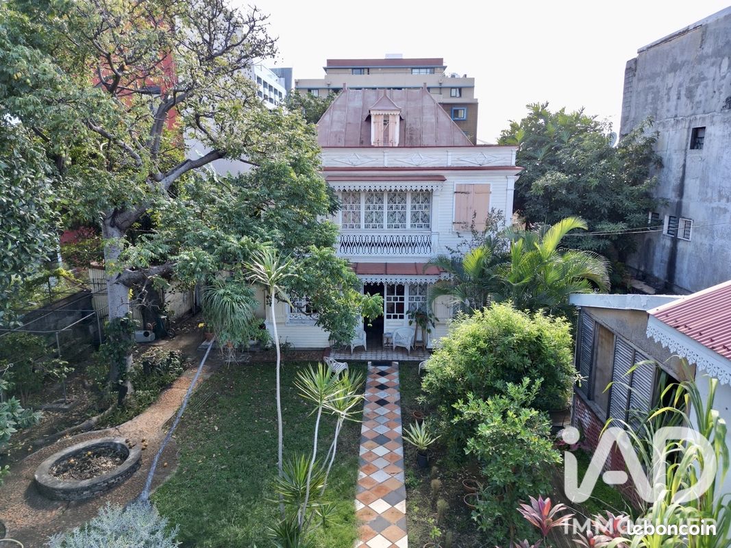 Maison 8 pièces 459 m² · à Saint-Denis · 459 m² · 860 000 €