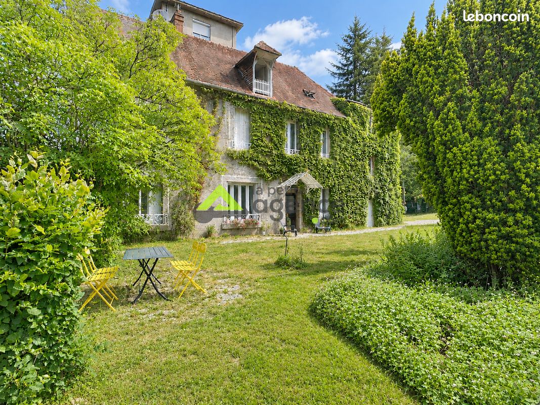 Maison 13 pièces 330 m² · à Aubusson · 330 m² · 320 000 €
