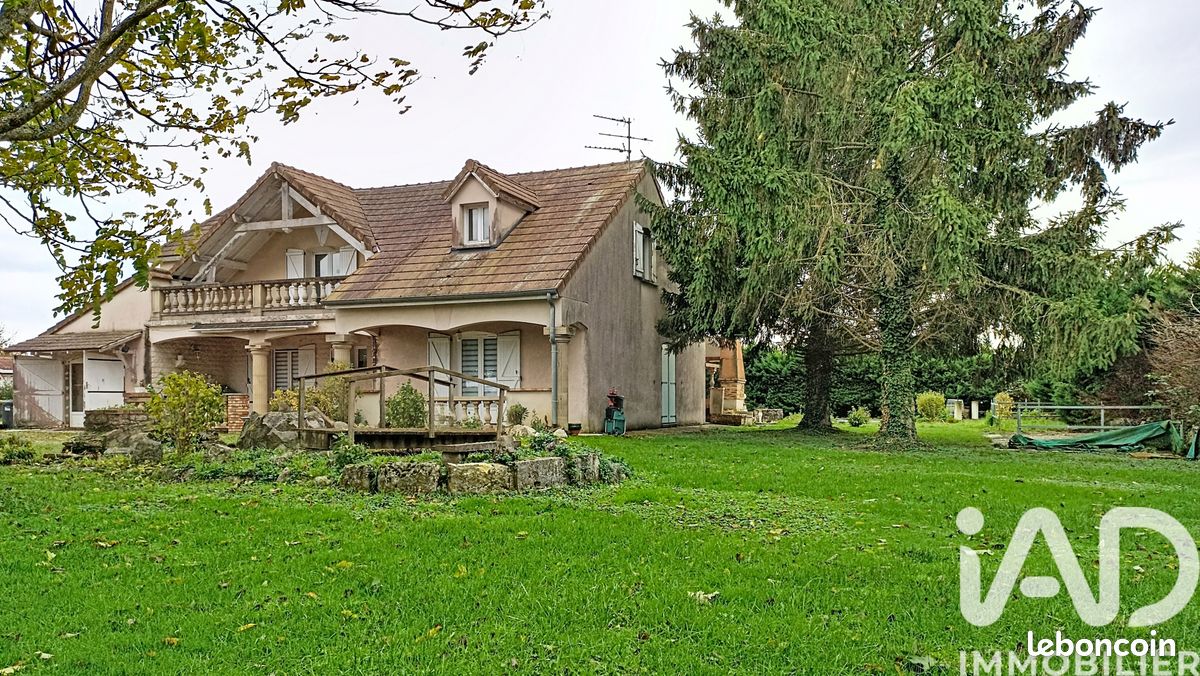 Maison 9 pièces 244 m² · à Saint-Maurice-en-Rivière · 244 m² · 219 000 €