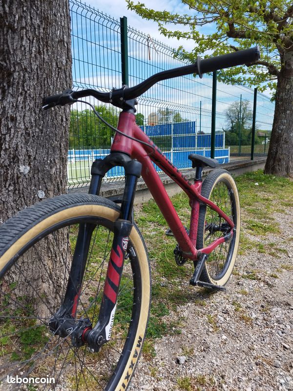 Moto Cross Honda - VENDU POUR PIÈCES (ne Fonctionne Pas)