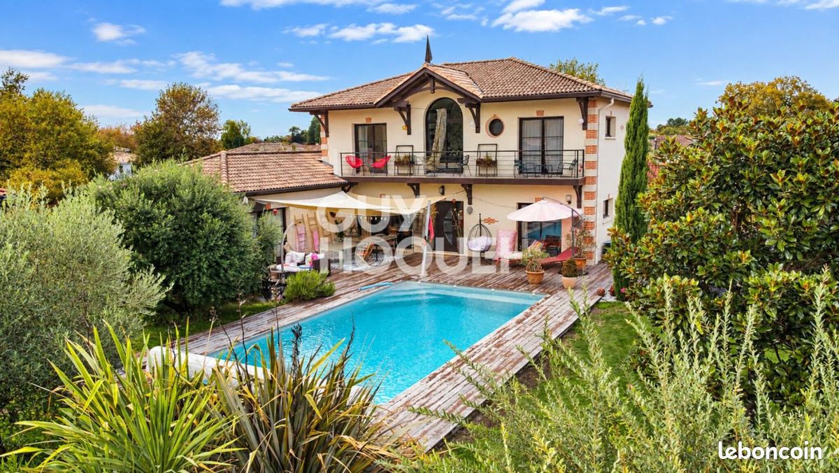 Maison 8 pièces 221 m² · à Parentis-en-Born · 221 m² · 842 000 €