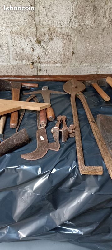 Collection d'outils du charpentier,du menuisier,du tailleur de pierre... (image 1)