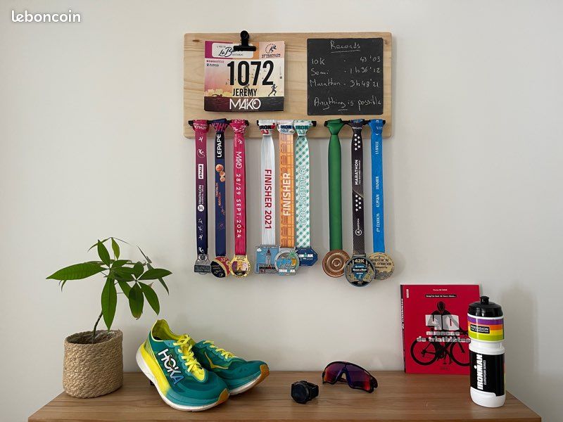 Présentoir Mural à Médailles Rectangulaire Noir 100x300x5mm – Acrylique Robuste, Kit Visserie Inclus – Sport, Course, Gym