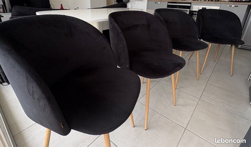Lot de 4 chaises en velours noir avec pieds metal effet bois (image 2)