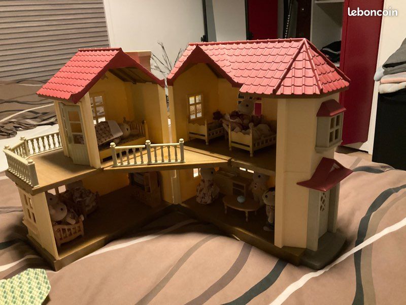 Maison sylvanian familles + 9 personnages (image 1)