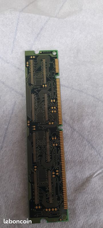 Barette de Ram 64 Mo SD-RAM 168 broches PC-100 non ECC « SpecTek P8M644YLDF9-100CL3A (image 2)