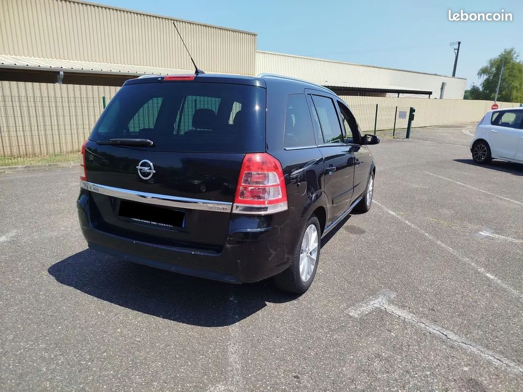 Opel zafira 1.7 cdti 125 chx connect pack,7 places, vitres + retros elec, gps,jantes alu, radar de recul, regulateur de vitesse,ct ok,kit distri+pompe a jour, revision effectuee (image 3)