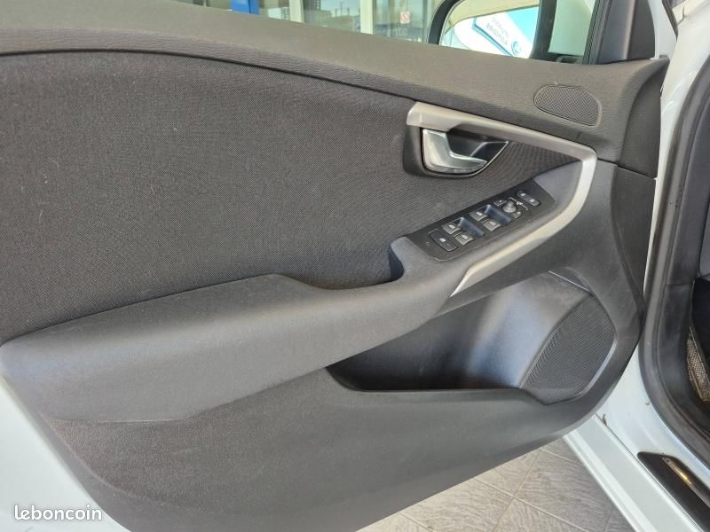 Volvo V40 D2 120ch Momentum Business Geartronic (image 12)